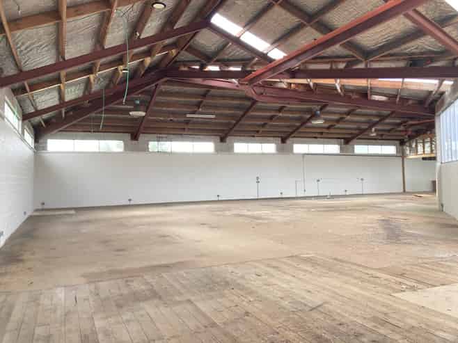 Fully Equipped Workshop with Crane & Lift