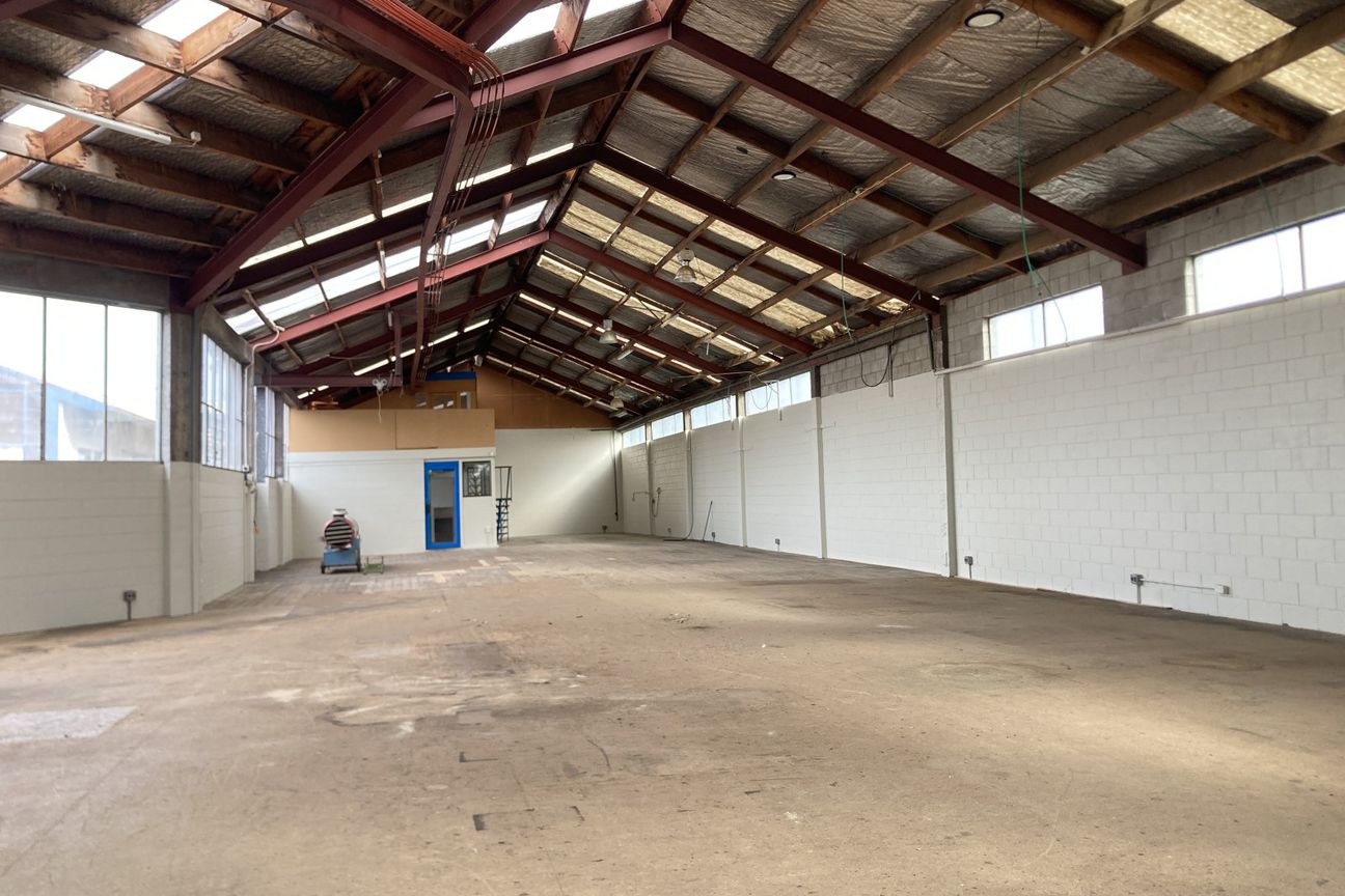 Fully Equipped Workshop with Crane & Lift – pohled 2