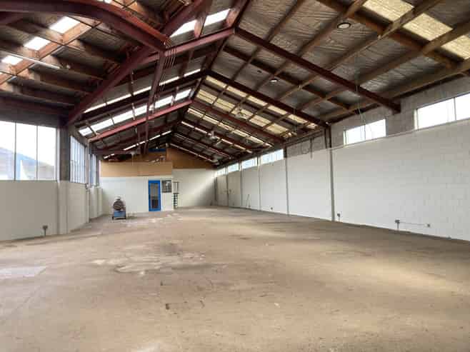 Fully Equipped Workshop with Crane & Lift