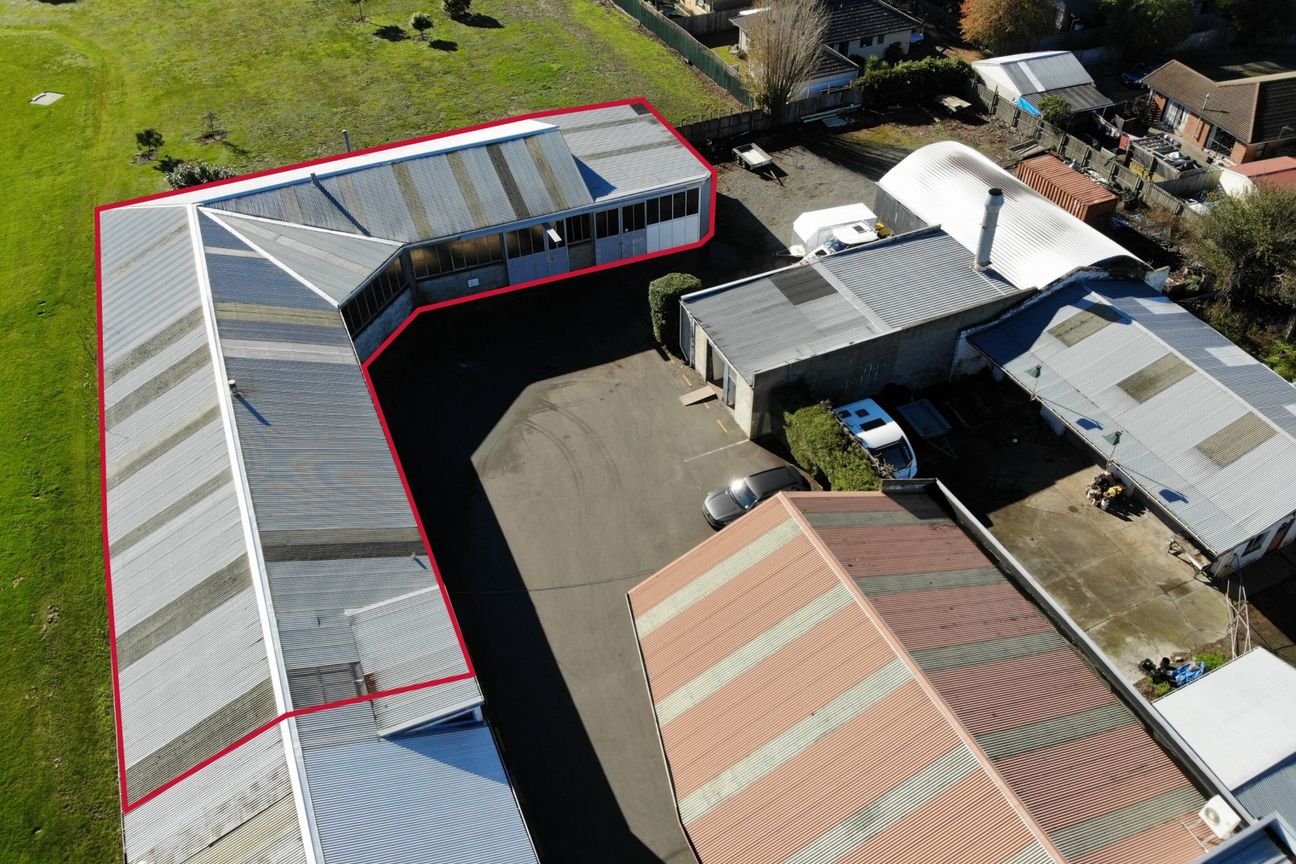 Fully Equipped Workshop with Crane & Lift – pohled 3