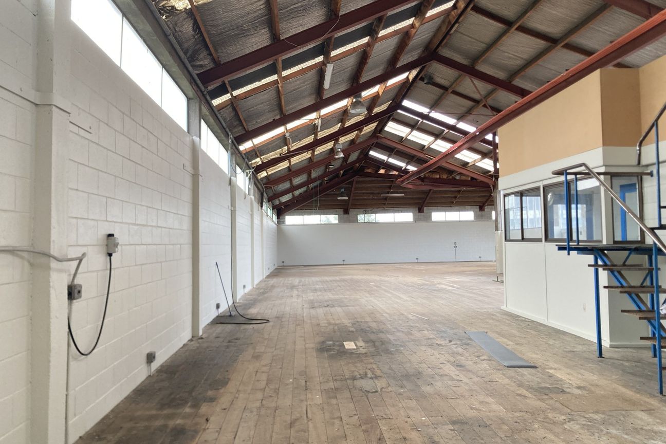 Fully Equipped Workshop with Crane & Lift – další
