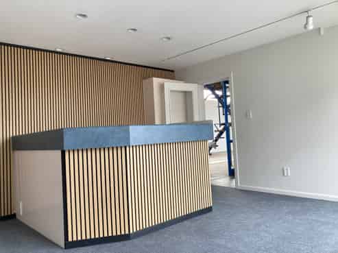 Fully Equipped Workshop with Crane & Lift