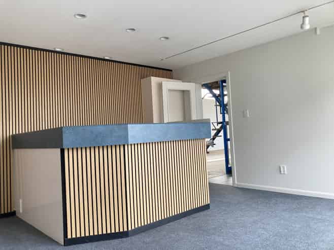 Fully Equipped Workshop with Crane & Lift