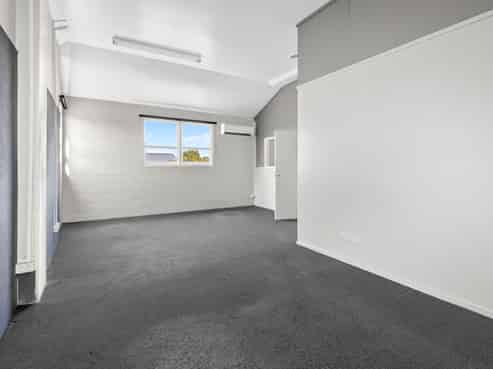 Hidden gem warehouse and office-For lease