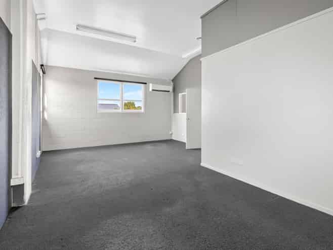 Hidden gem warehouse and office-For lease