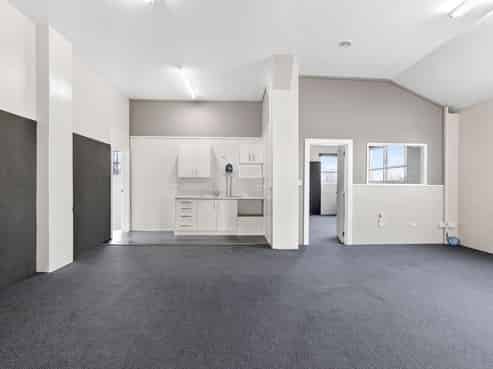 Hidden gem warehouse and office-For lease