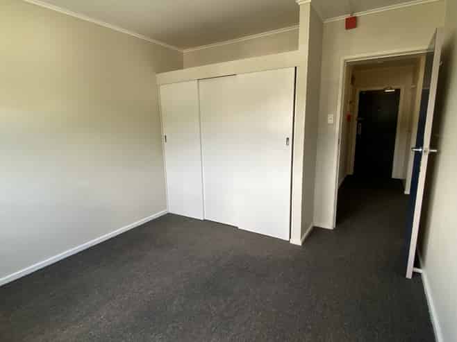 10/1356 High Street, Taita