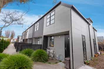 8/68 Barbour Street, Waltham
