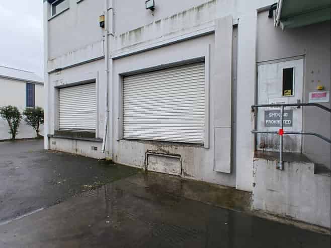 Versatile warehouse facility