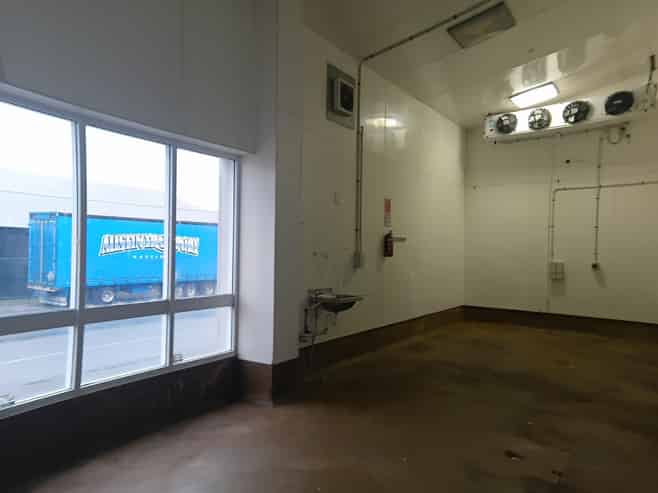 Versatile warehouse facility