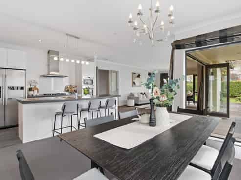 36 Great West Road, Pukehangi