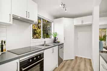 2/200 Dowse Drive, Maungaraki