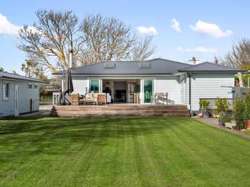 885 Park Road South, Longlands