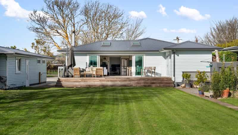 885 Park Road South, Longlands