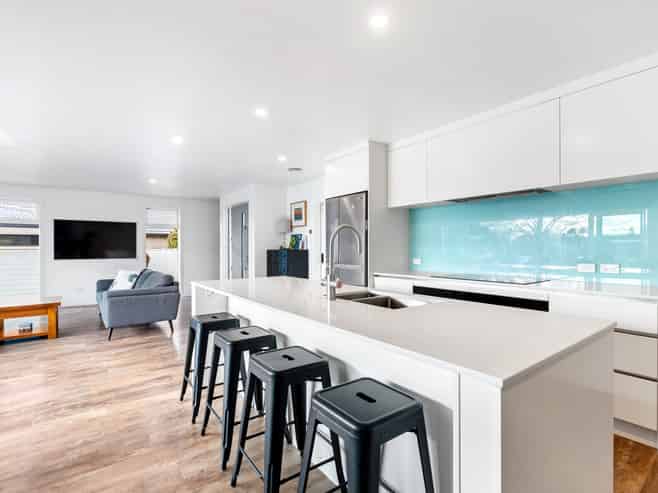 885 Park Road South, Longlands