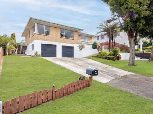 15 Maple Avenue, Dinsdale