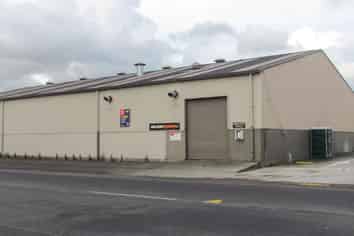 Industrial warehouse to lease on Malden Street