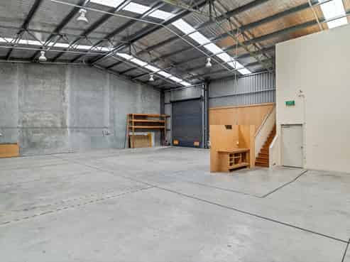 Versatile commercial warehouse for lease