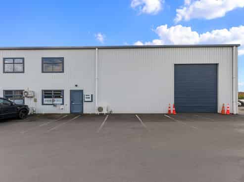 Versatile commercial warehouse for lease