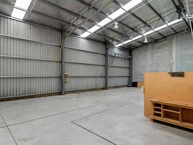 Commercially zoned warehouse opportunity
