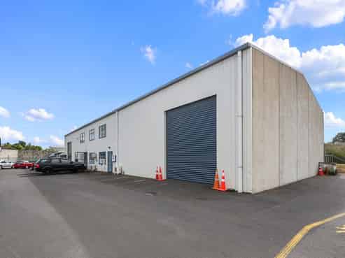 Versatile commercial warehouse for lease