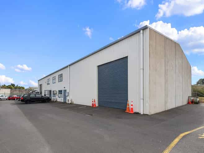 Commercially zoned warehouse opportunity