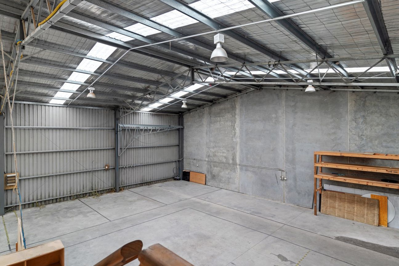 Versatile commercial warehouse for lease - Vista 2