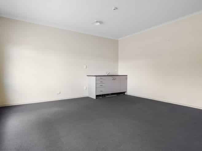 Commercially zoned warehouse opportunity