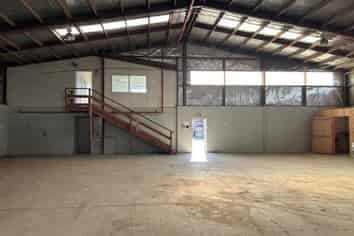 Large industrial workshop for lease