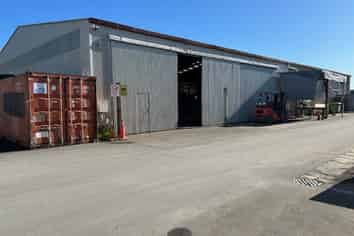 Large industrial workshop for lease