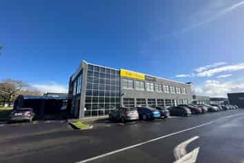 High Profile Manukau Office - Ample Carparks
