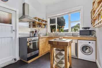 Upper unit Queens Drive, Kilbirnie