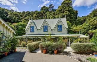 15 Whiorau Grove, Lowry Bay