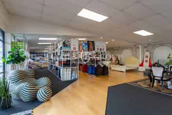 CENTRAL PARK DRIVE | SHOWROOM + PARKING