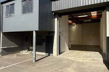 182sqm Industrial with 4 Car Parks