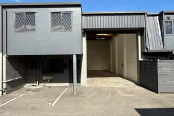 182sqm Industrial with 4 Car Parks
