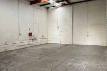 182sqm Industrial with 4 Car Parks