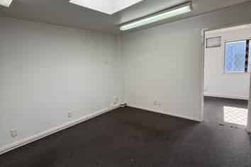 182sqm Industrial with 4 Car Parks