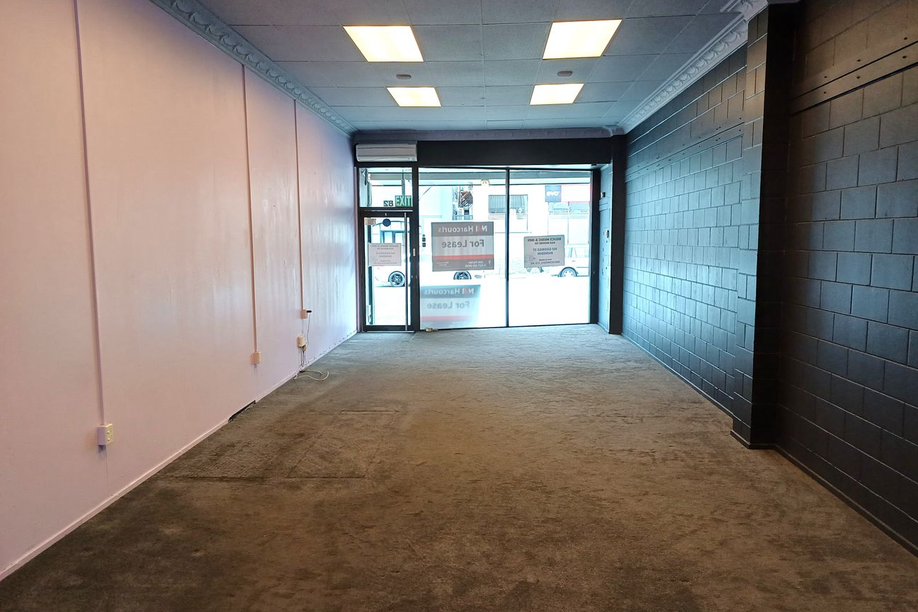 Two x 100 m² Retail Outlets - Vista 3