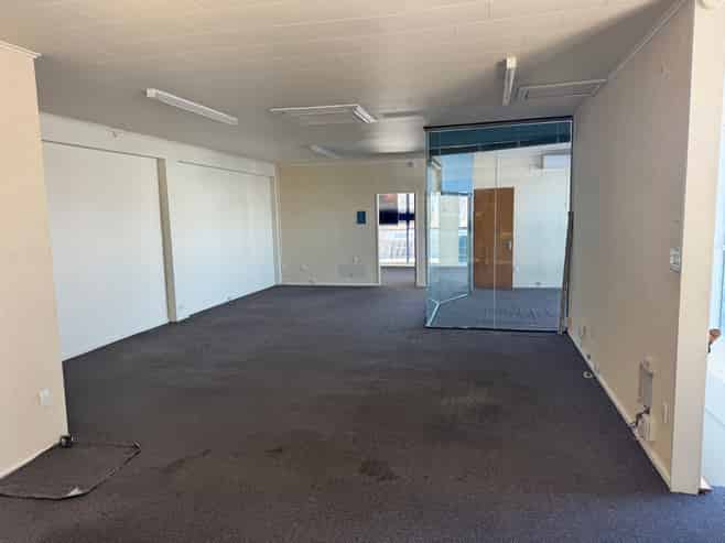Nice and bright Taradale office