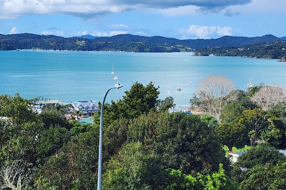 TOP OF THE BAY! HOME & INCOME – HUGE PRICE DROP! – pohled 4