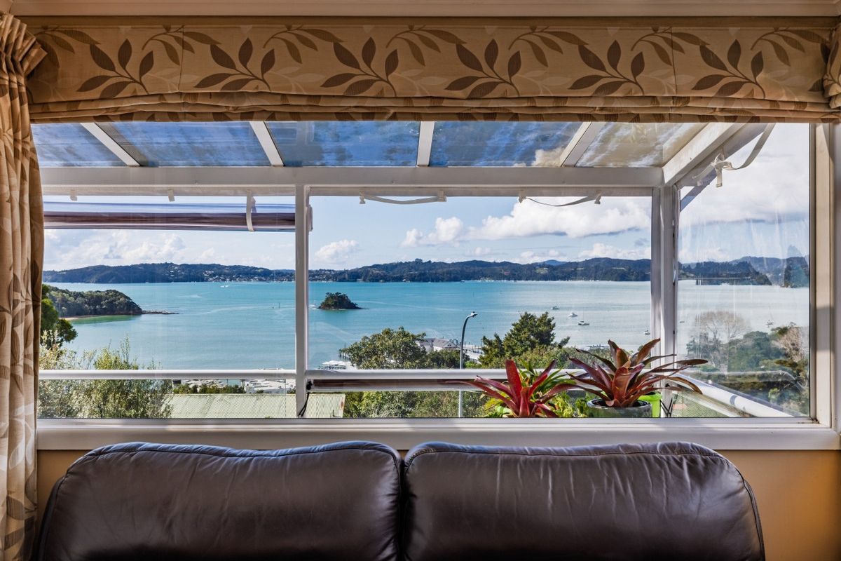 TOP OF THE BAY! HOME & INCOME – HUGE PRICE DROP! – pohled 2