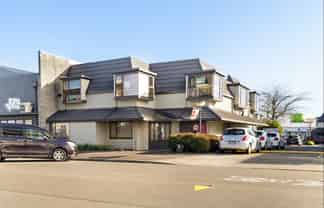 Entry level commercial investment on Queen Street