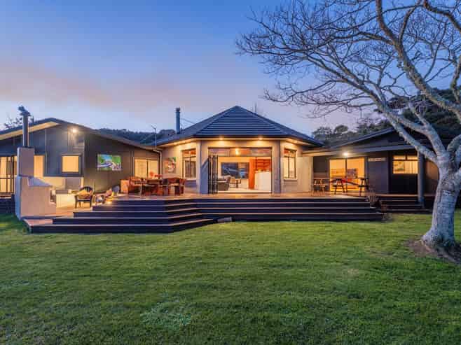 16 Tarapatiki Drive, Whitianga
