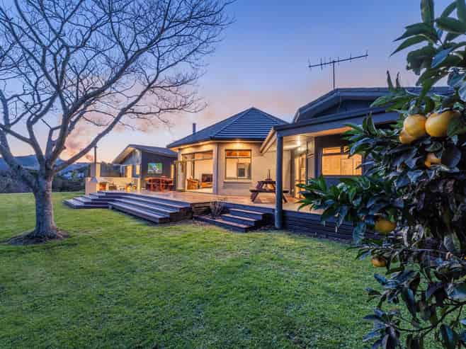 16 Tarapatiki Drive, Whitianga