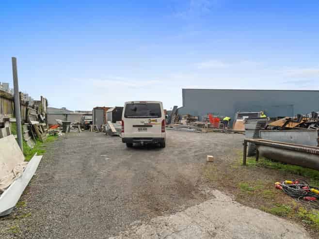Drive-through warehouse with yard