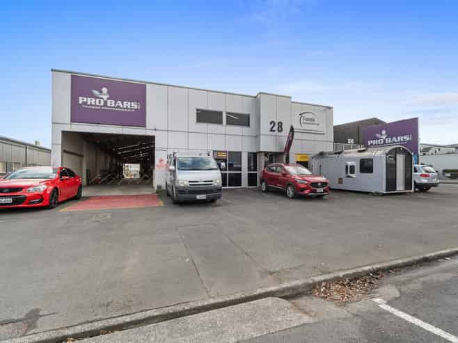 Drive-through warehouse with yard