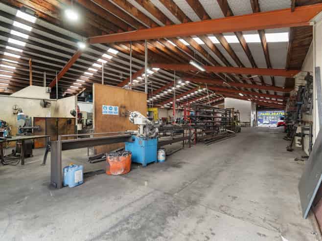 Drive-through warehouse with yard