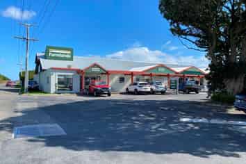 Versatile commercial offering in outstanding location