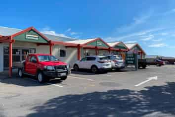 Versatile commercial offering in outstanding location